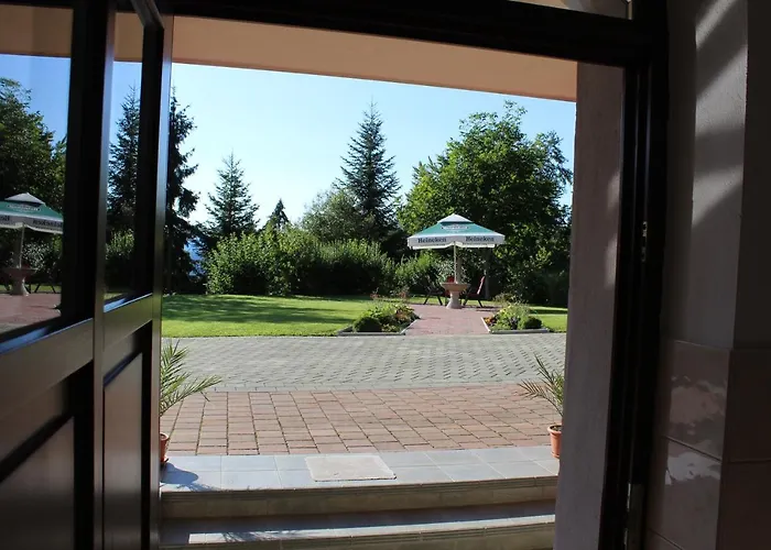 & Forest Paradise * צ'רקנו