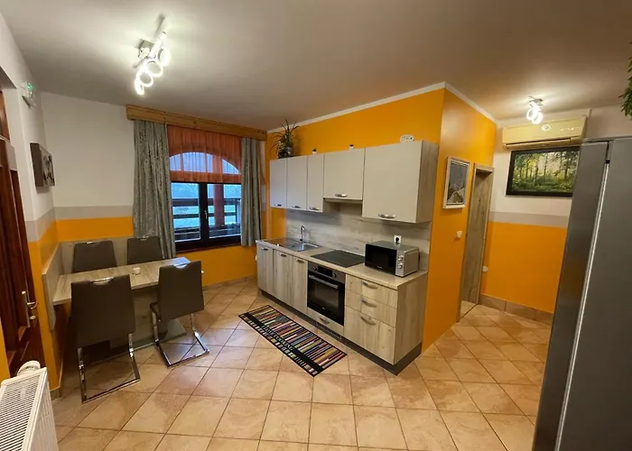 & Forest Paradise צ'רקנו