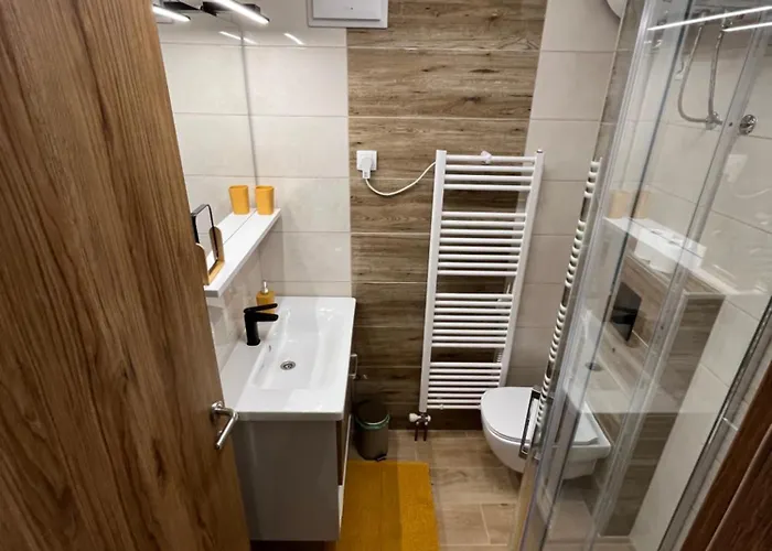 & Forest Paradise צ'רקנו