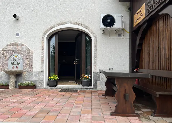 & Forest Paradise * צ'רקנו